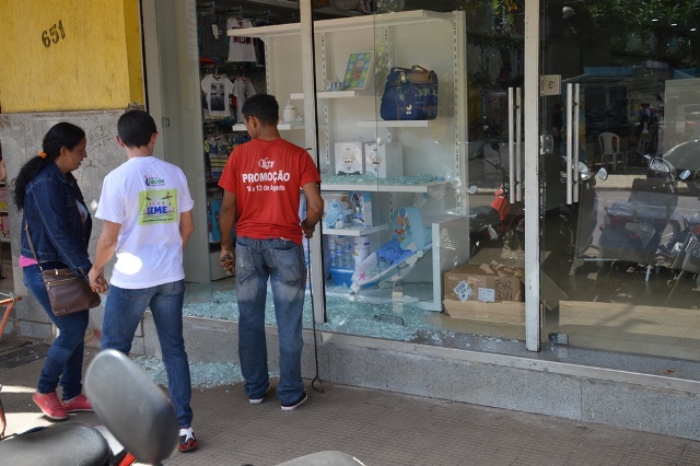 Manifestantes quebram vidros da Loja Baby Kit