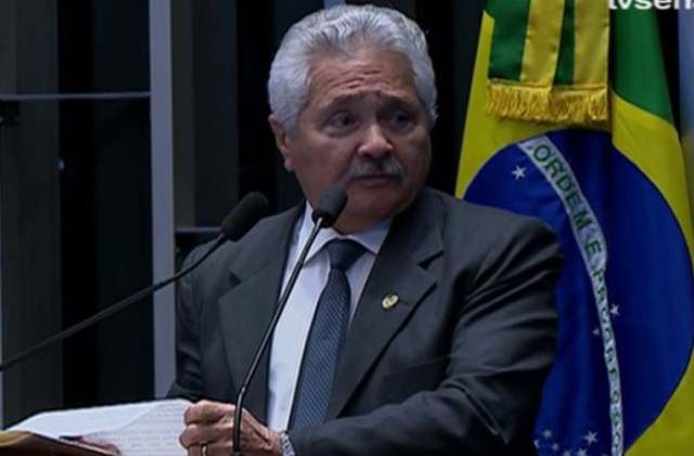 Justiça suspende direitos políticos do senador Elmano Férrer