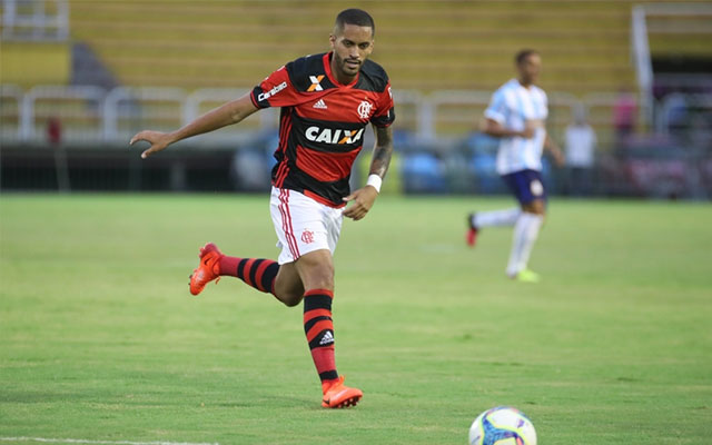 Volante Rômulo é vaiado pela torcida do Flamengo