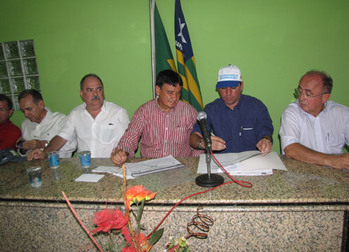 Governador entrega poços e assina ordens de serviços em Conceição do Canindé