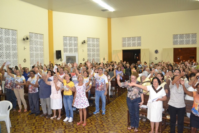 Fiéis lotam Igreja do Canto da Várzea durante Festa da Padroeira