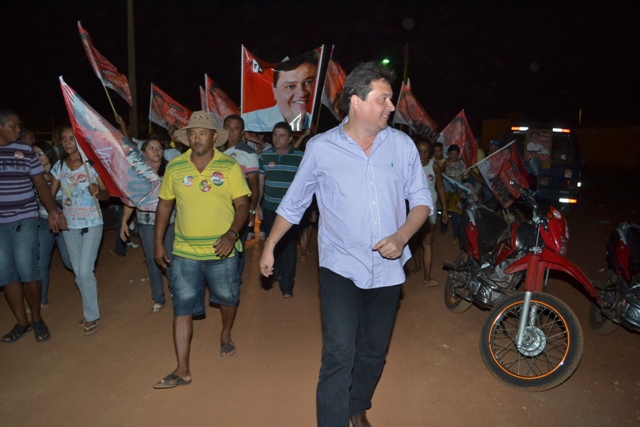 Nerinho participa de caminhada no bairro Morada do Sol 