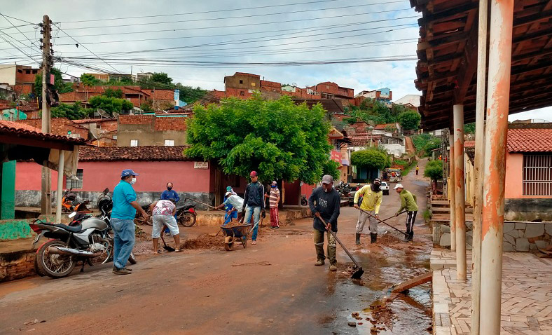 Após chuvas, 30 famílias são retiradas de moradias em áreas de risco em Picos
