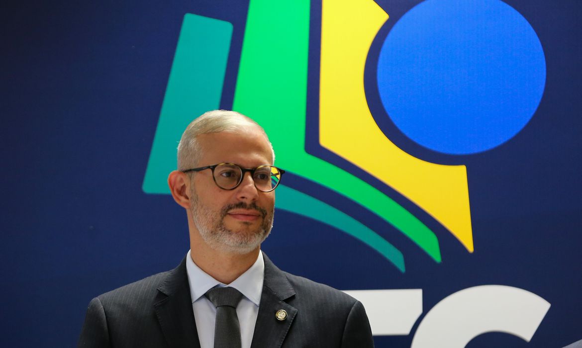 Brasil poderá ter 'maior banco de dados sobre ensino', diz ministro