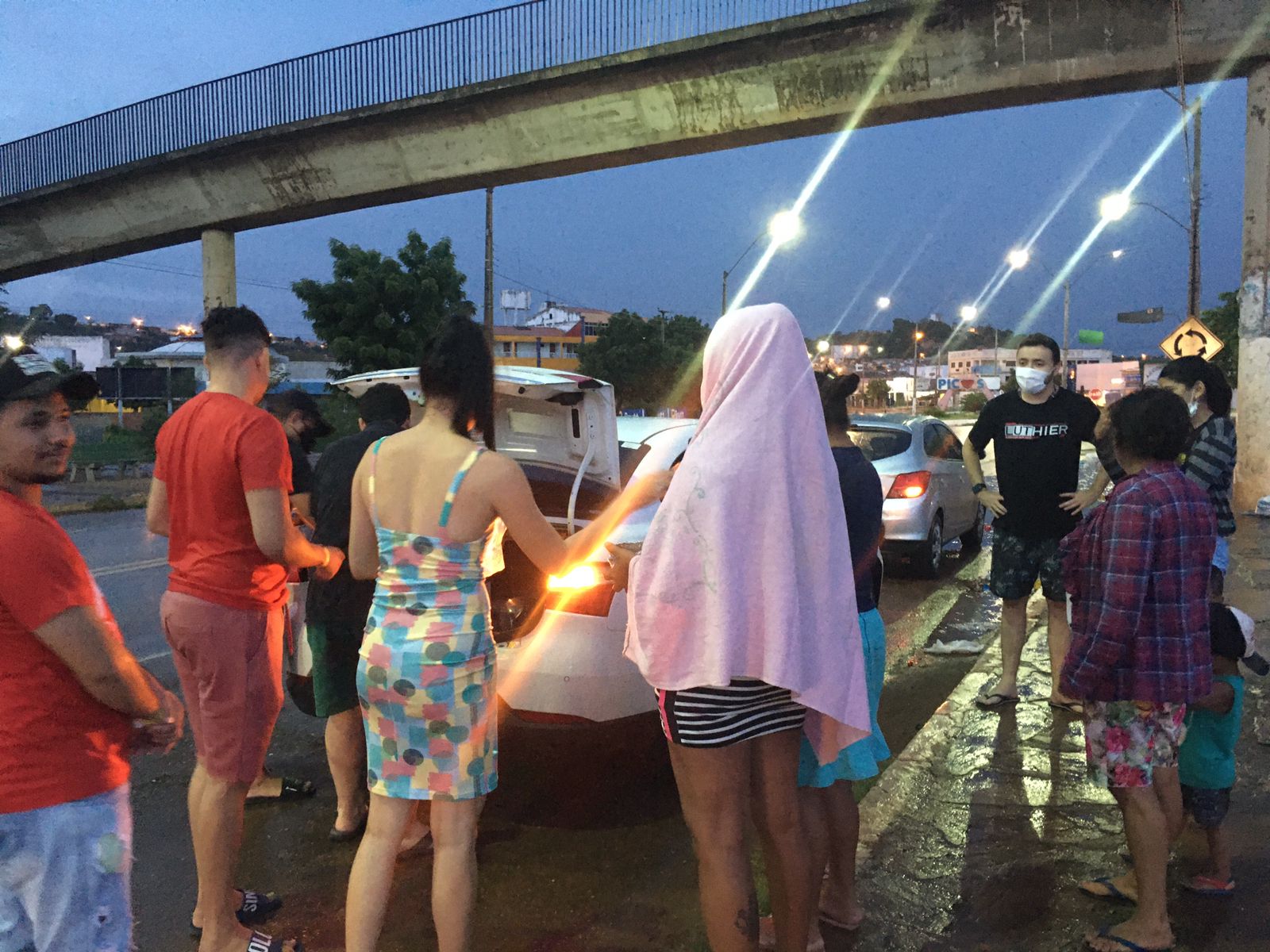 Mesmo com chuva, movimento Fortalece Juventude entrega quentinhas a moradores de rua
