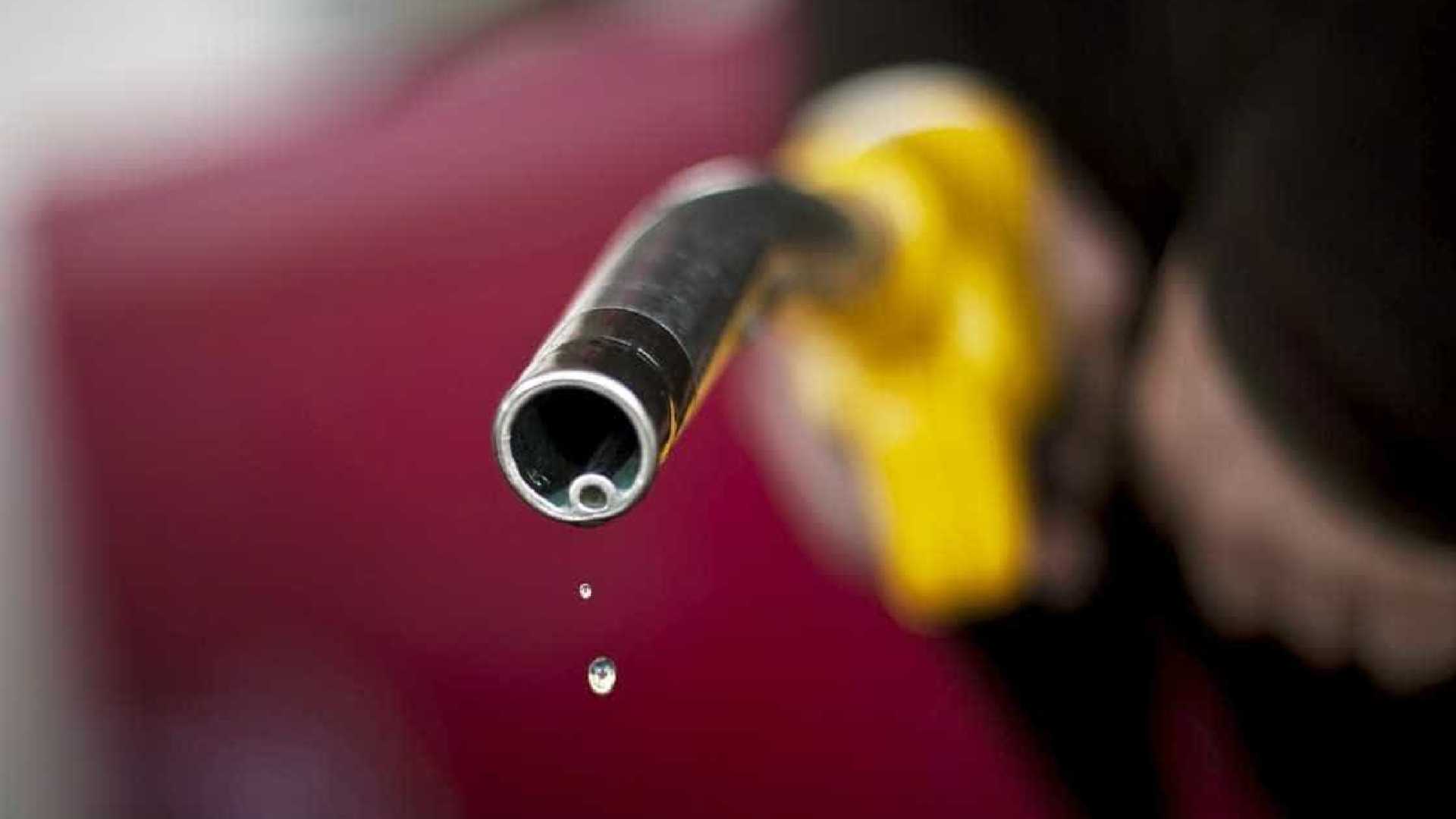 Gasolina segue mais cara no Brasil do que no exterior