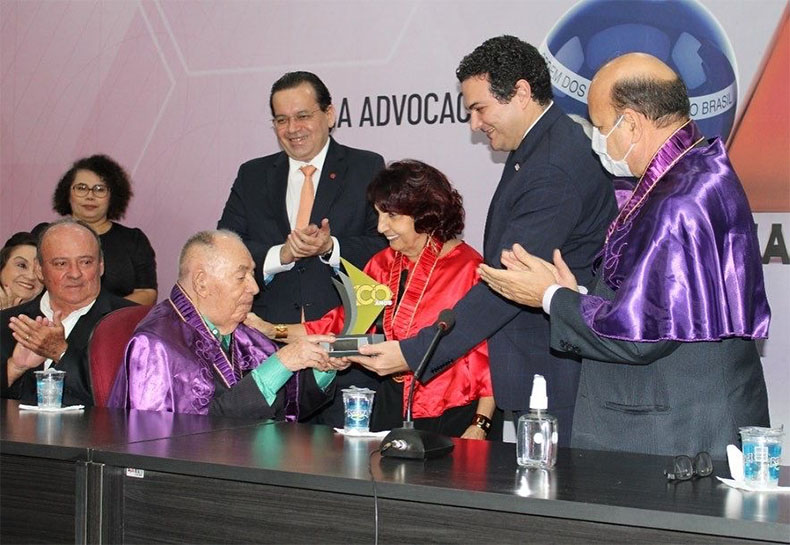 Celso Barros Coelho faz 100 anos e recebe homenagem da OAB-PI