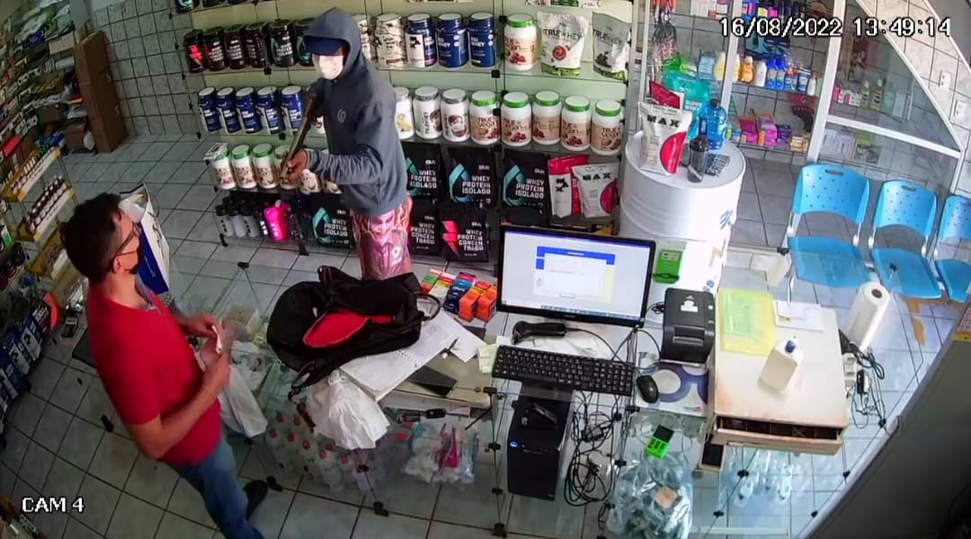 Bandido armado invade e assalta farmácia em Picos