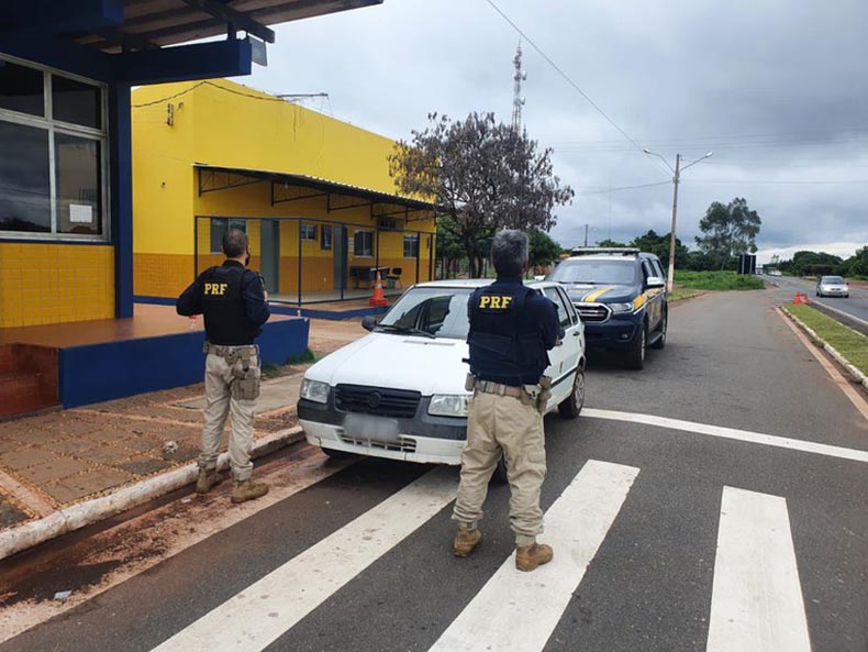 Em Picos, PRF recupera carro furtado há 5 anos na Bahia