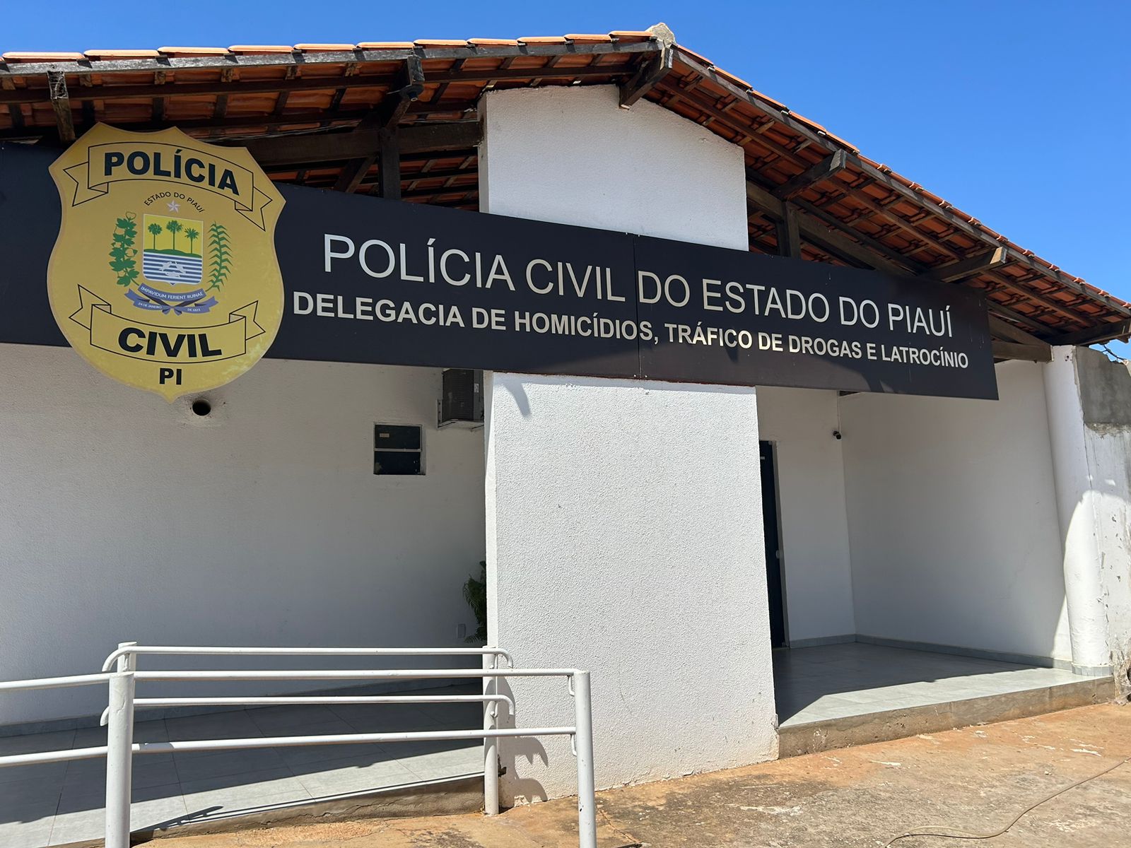 Suspeita de esfaquear jovem se apresenta a polícia