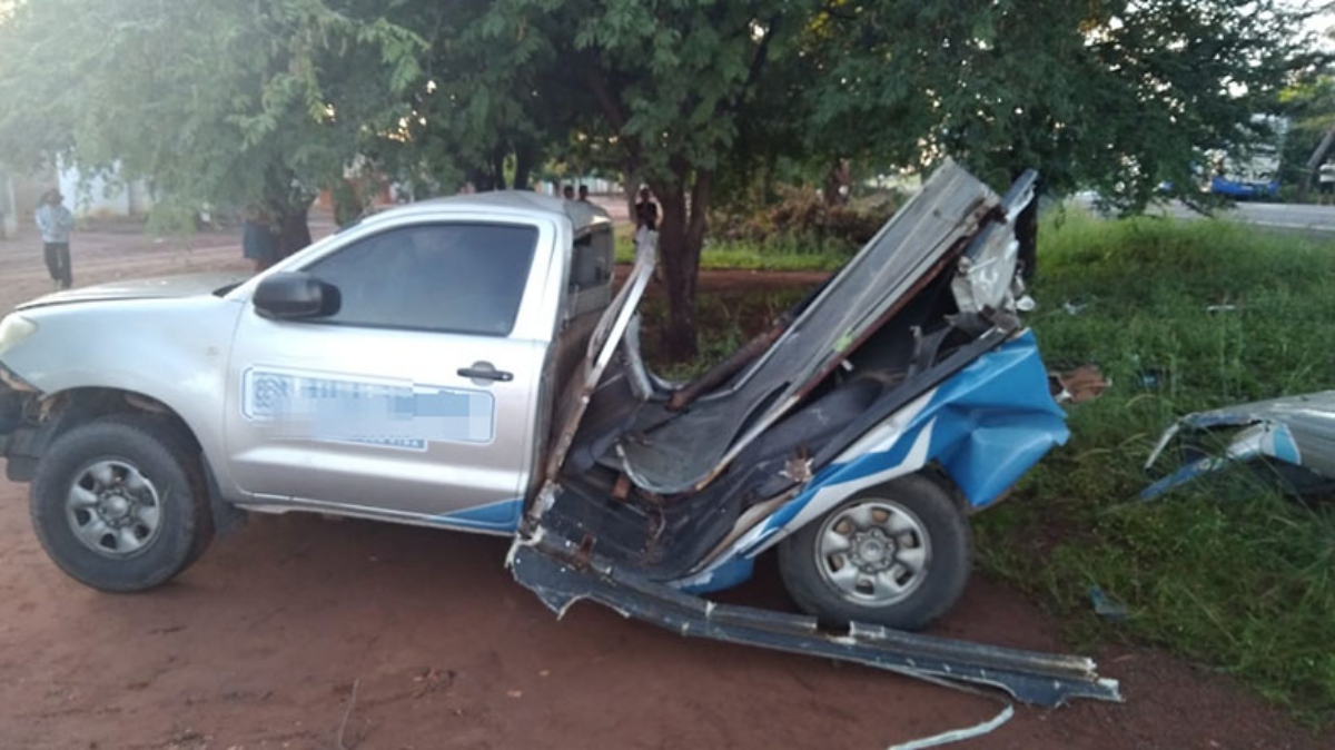 Duas pessoas ficam feridas após colisão entre ônibus e carro de funerária em Picos