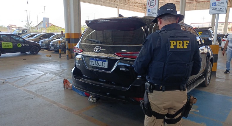 Dupla é presa com carro clonado no estacionamento de supermercado no Piauí