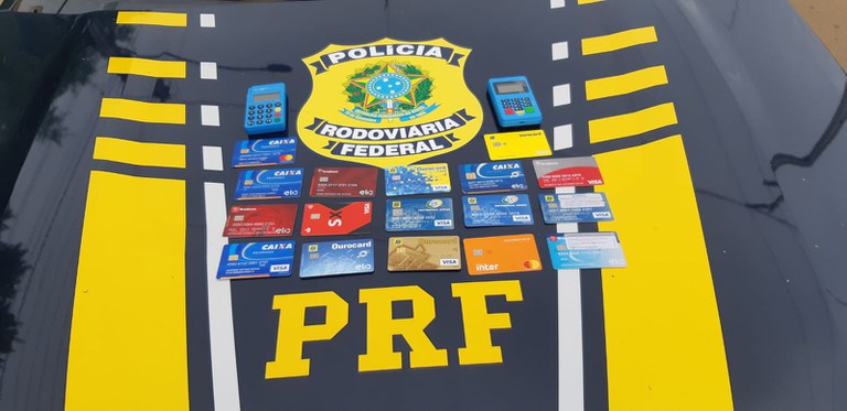 PRF apreende 17 cartões e prende duas pessoas por estelionato em Picos