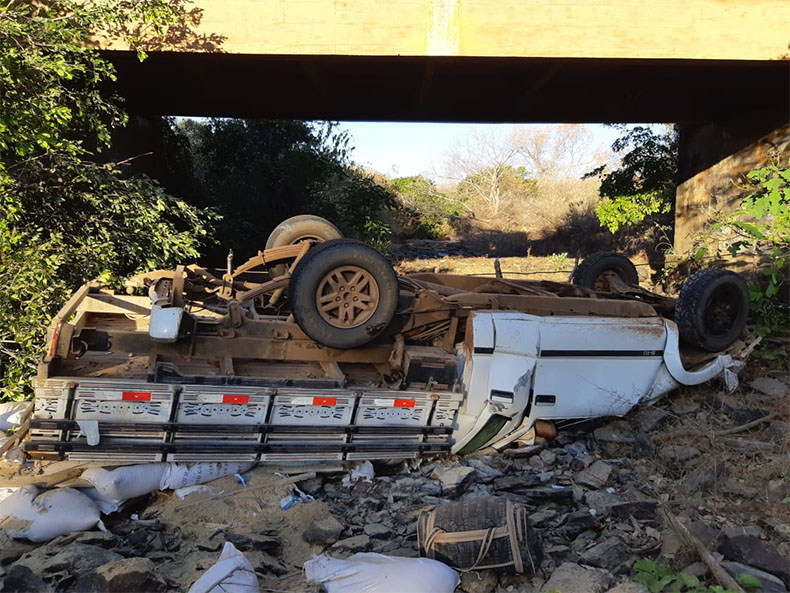 Veículo cai de ponte e mata motorista na BR-316 em Valença
