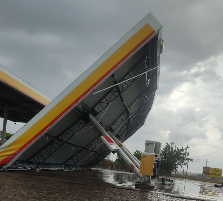 Ventania derruba telhado de posto de combustíveis e árvore em Picos