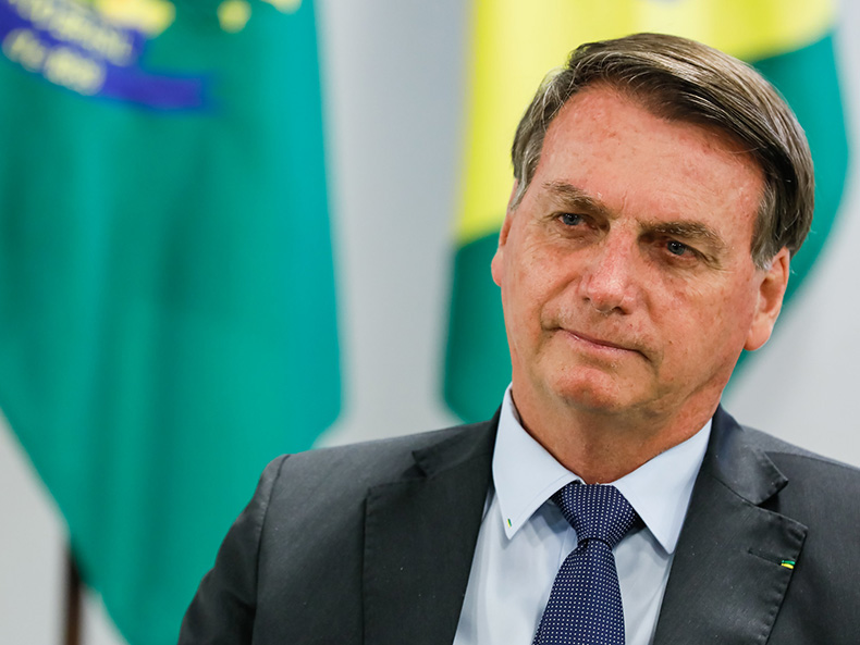 Bolsonaro é tietado em evento na Câmara ao lado de Tarcísio