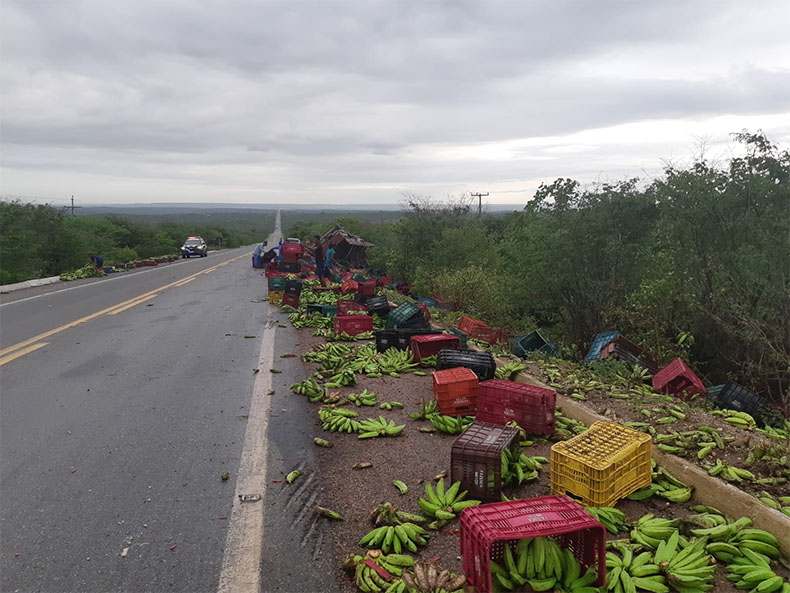 Caminhão carregado de banana tomba e motorista fica ferido em Jaicós