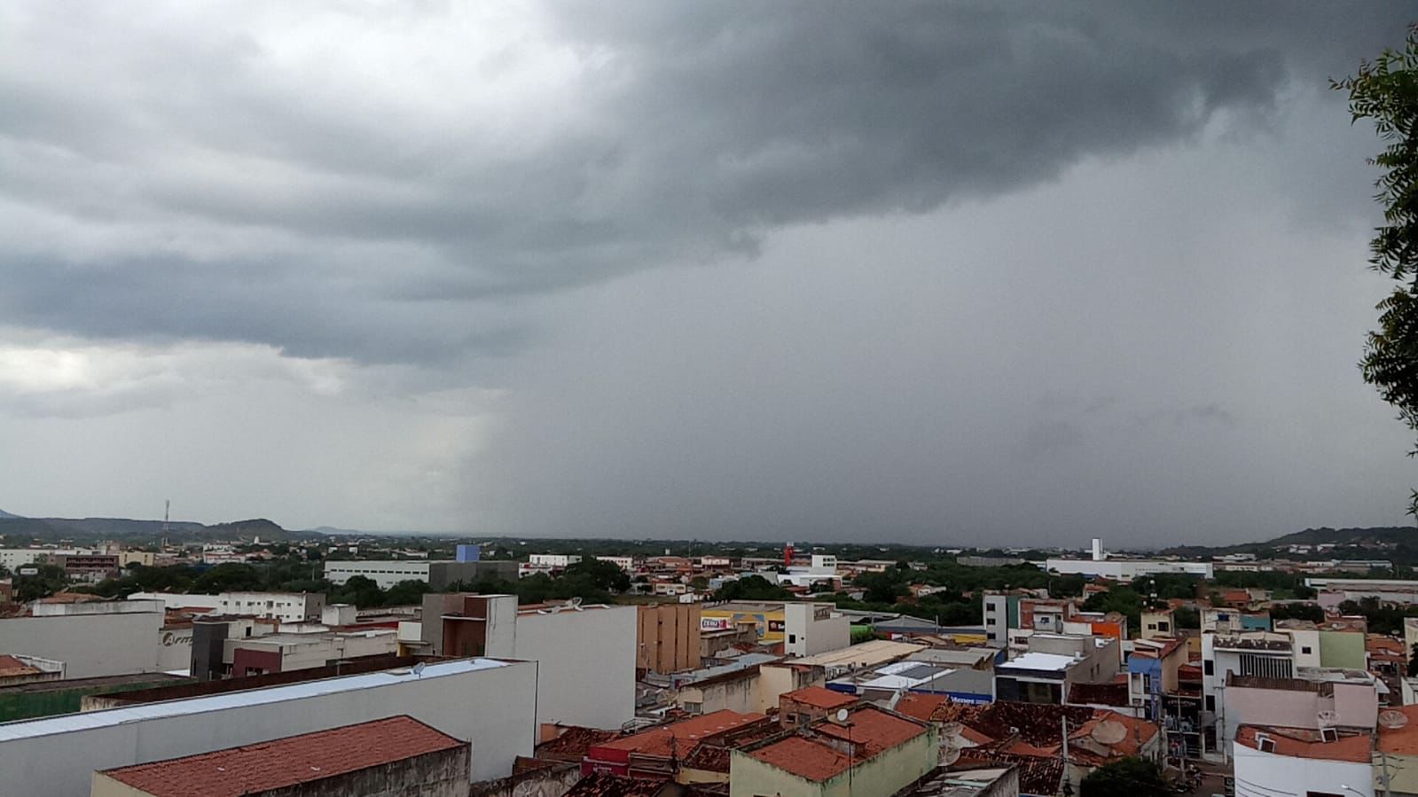 Previsão indica tempo nublado e pancadas de chuva durante esta terça-feira (10), em Picos