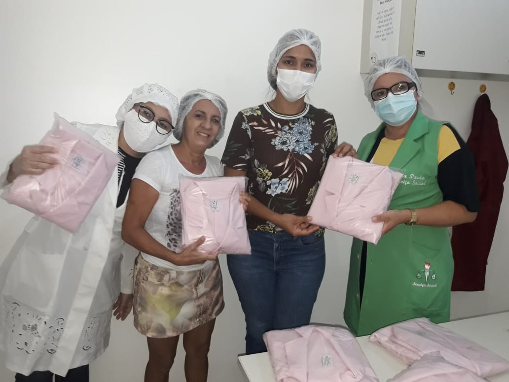 Casa de amizade doa jalecos para o Hemopi de Picos