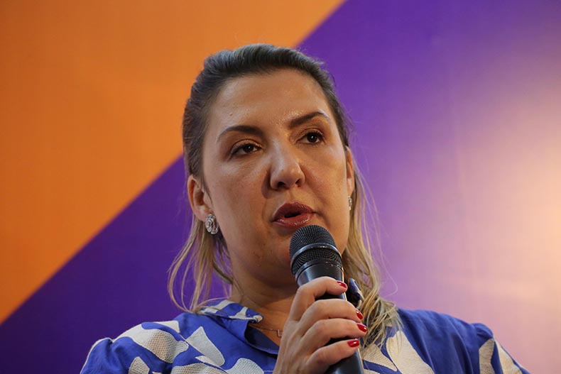Nova presidente da Caixa toma posse e anuncia canal de diálogo para mulheres