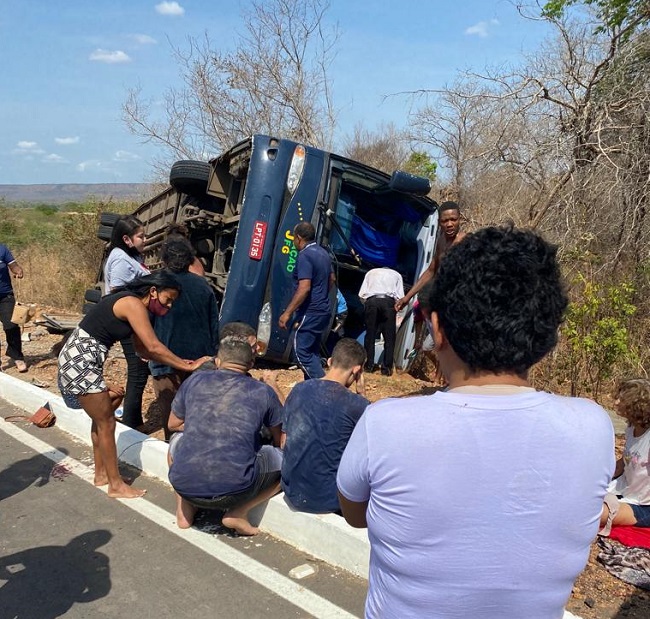Ônibus tomba e deixa quatro passageiros mortos e vários feridos no sul do Piauí