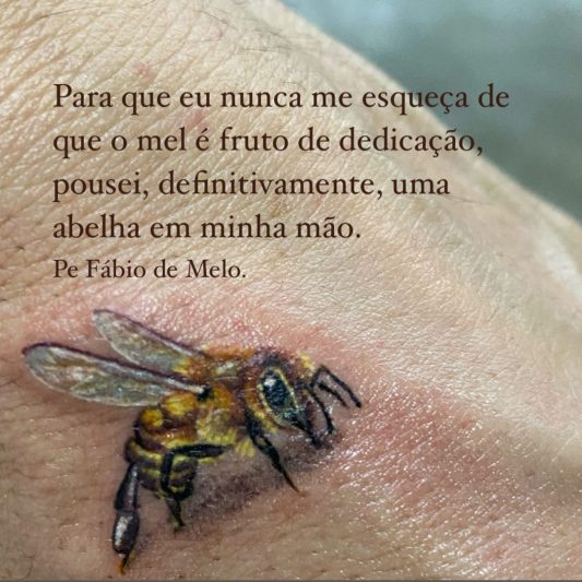 Padre Fábio de Melo faz 1º tatuagem em homenagem à mãe