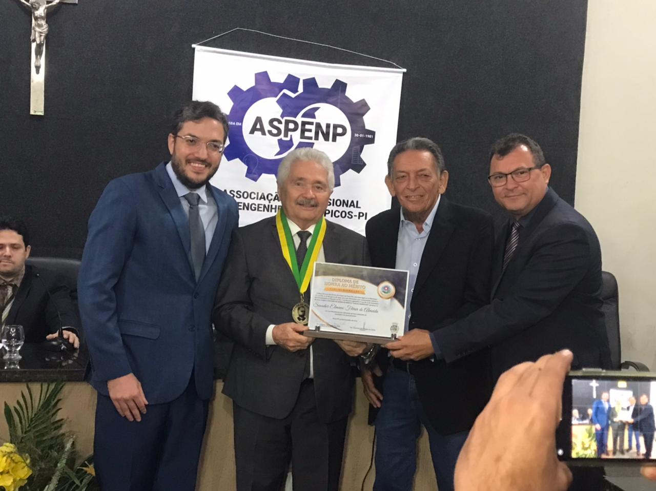 Elmano Férrer recebe Medalha de Honra Coelho Rodrigues durante abertura da V Semana da Engenharia de Picos