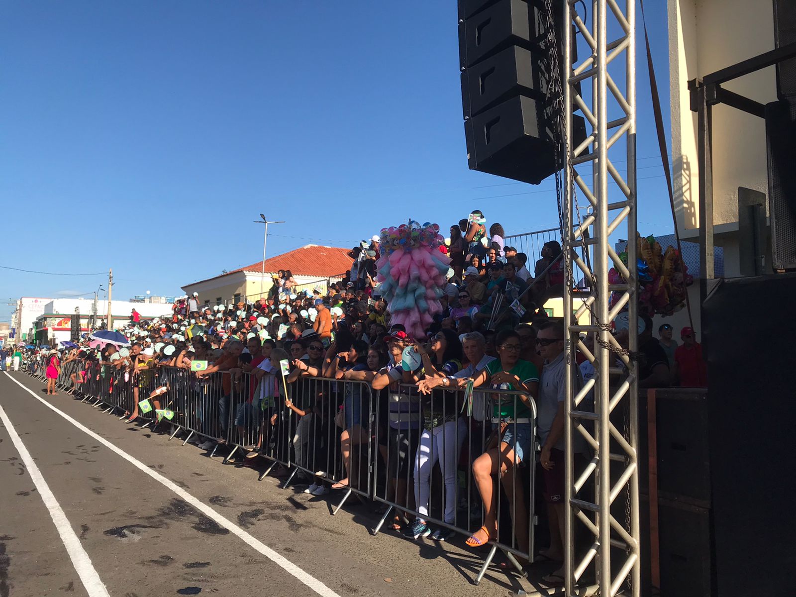 Em Picos, famílias se reúnem na Av. Nossa Senhora de Fátima para ver o desfile de 7 de Setembro