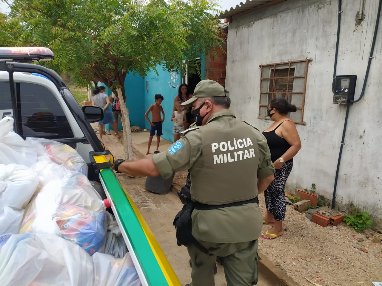 Polícia Militar de Picos realiza entrega de cestas básicas na campanha ‘Natal Solidário 2020’