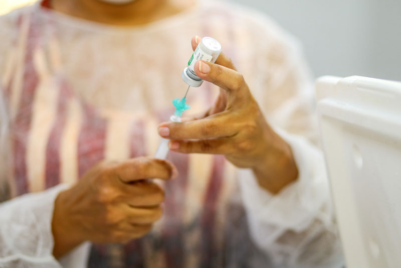 Idosos e profissionais da saúde podem ser vacinados anualmente contra covid, prevê Queiroga