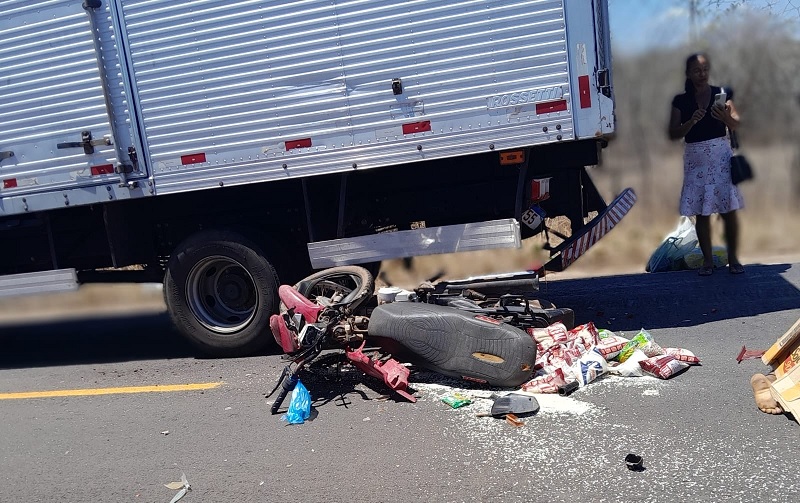 Motociclista morre após ser atingido por caminhão no Piauí