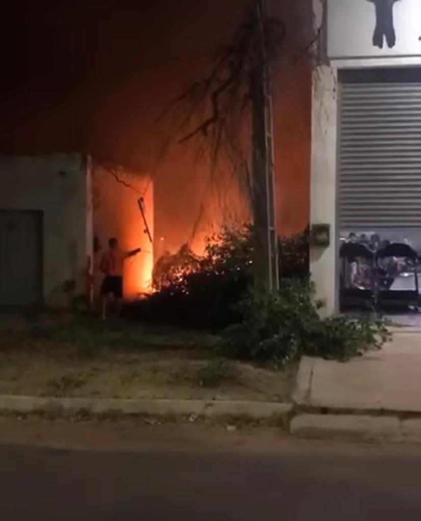 Incêndio em vegetação assusta moradores e comerciantes no bairro Paraibinha