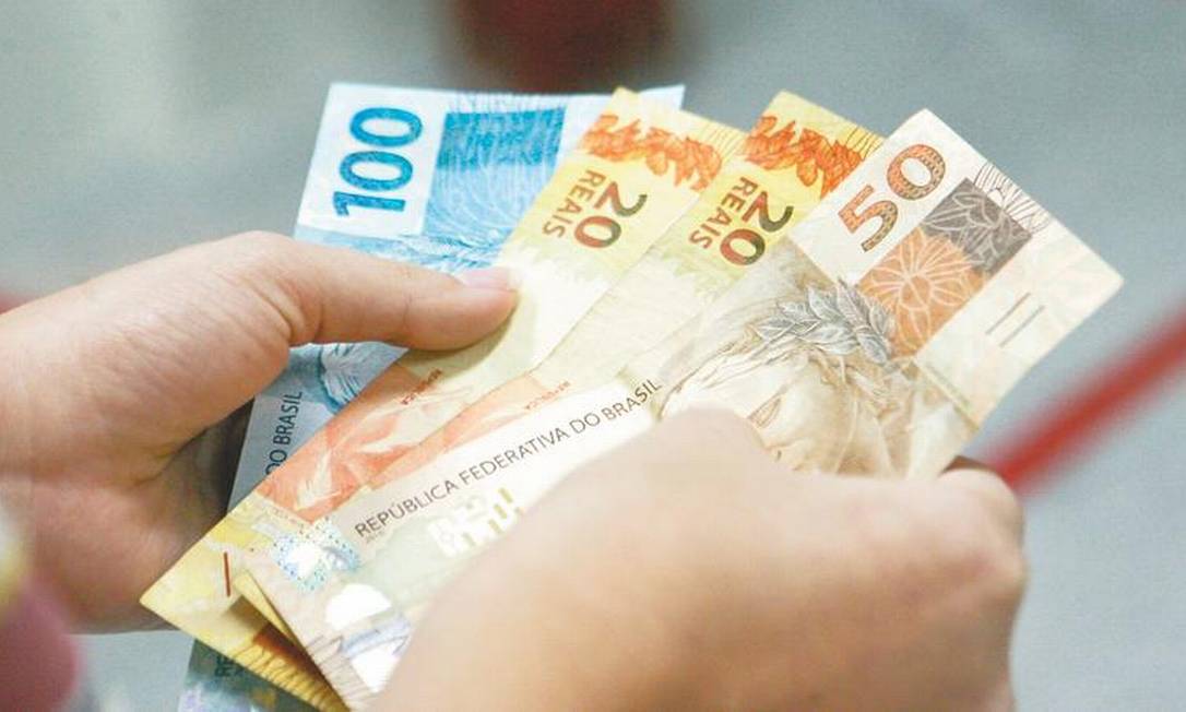 Governo diz que salário mínimo em 2022 poderá subir para R$ 1.200