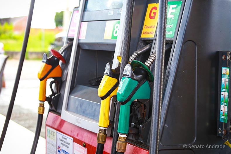 Preço baixo eleva vendas de gasolina e Petrobras tem que importar mais