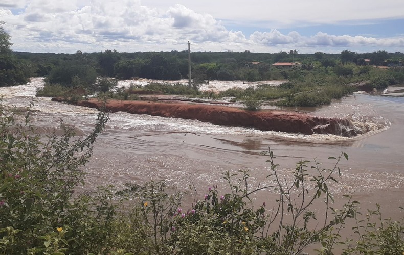 Rompimento de barragem deixa famílias isoladas em Massapê