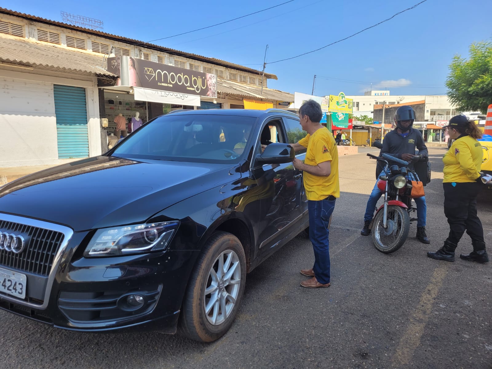 STTRAM realiza blitz educativa no bairro Junco em alusão ao encerramento da Semana do Trânsito