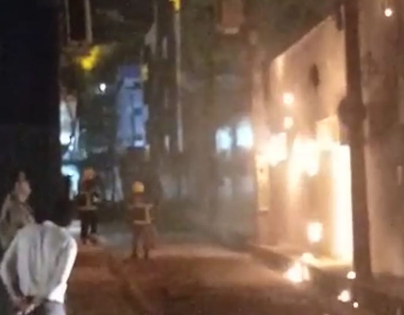 Poste de energia elétrica pega fogo em Picos; veja vídeo