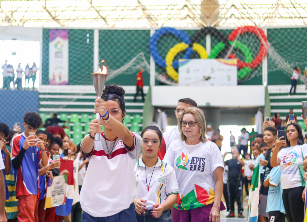 Cerca de 2.300 estudantes participam da abertura dos Jogos Escolares