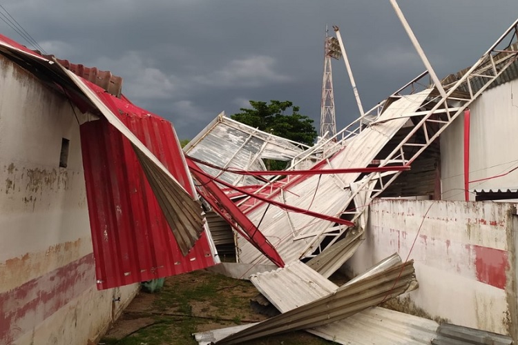 Vento forte derruba cobertura no Estádio Ytacoatiara em Piripiri