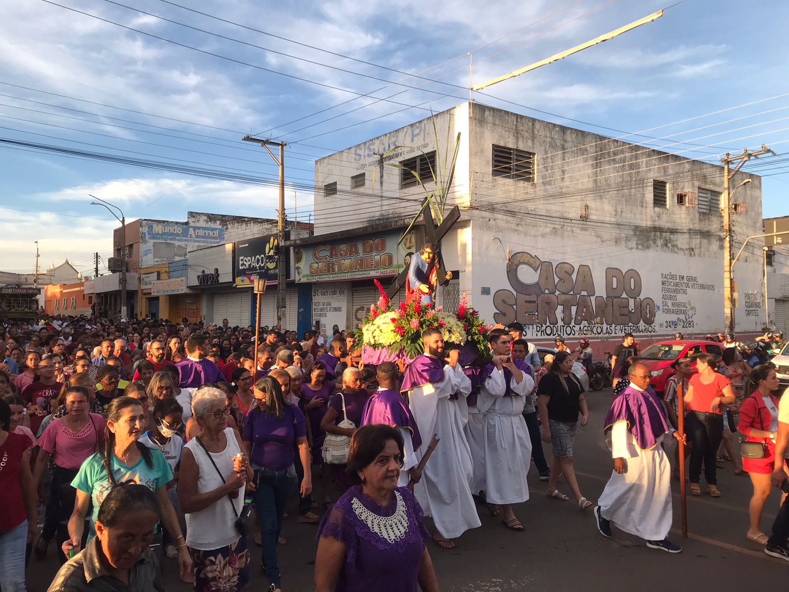 Em Picos, multidão participa da procissão de Bom Jesus dos Passos