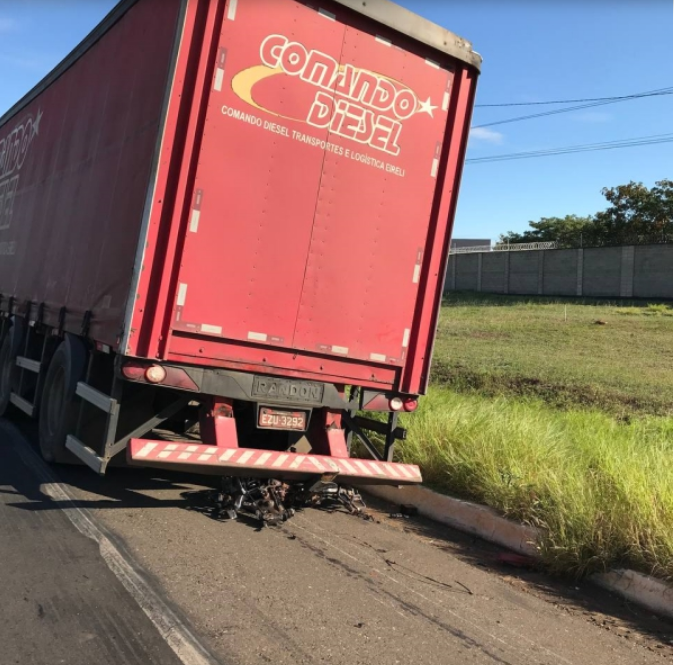 Em Picos, motocicleta se divide em pedaços após condutor colidir contra carreta na BR-316