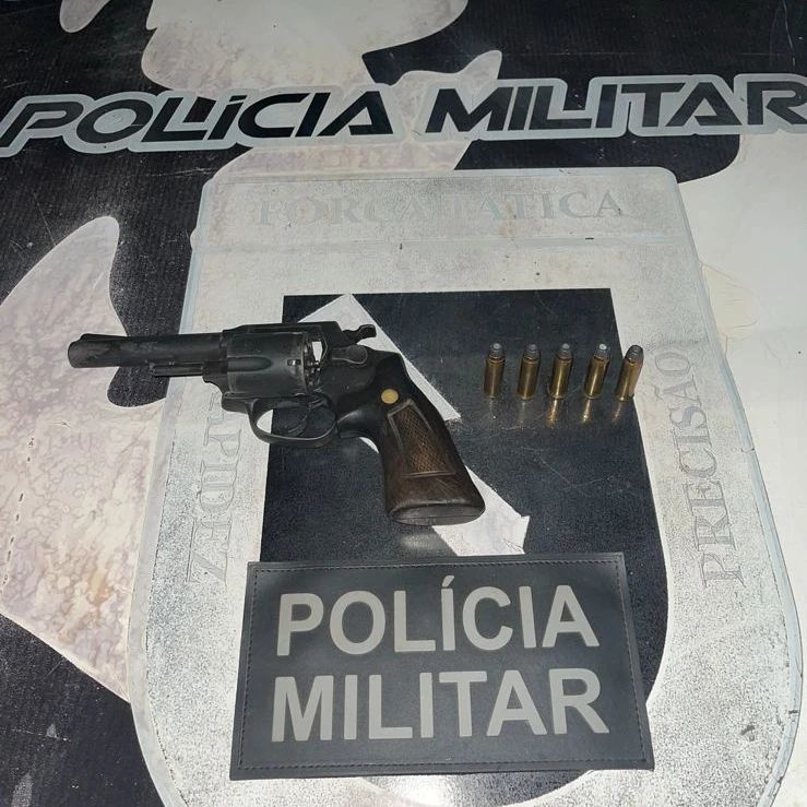 Polícia Militar aborda carro e apreende arma de fogo em Picos