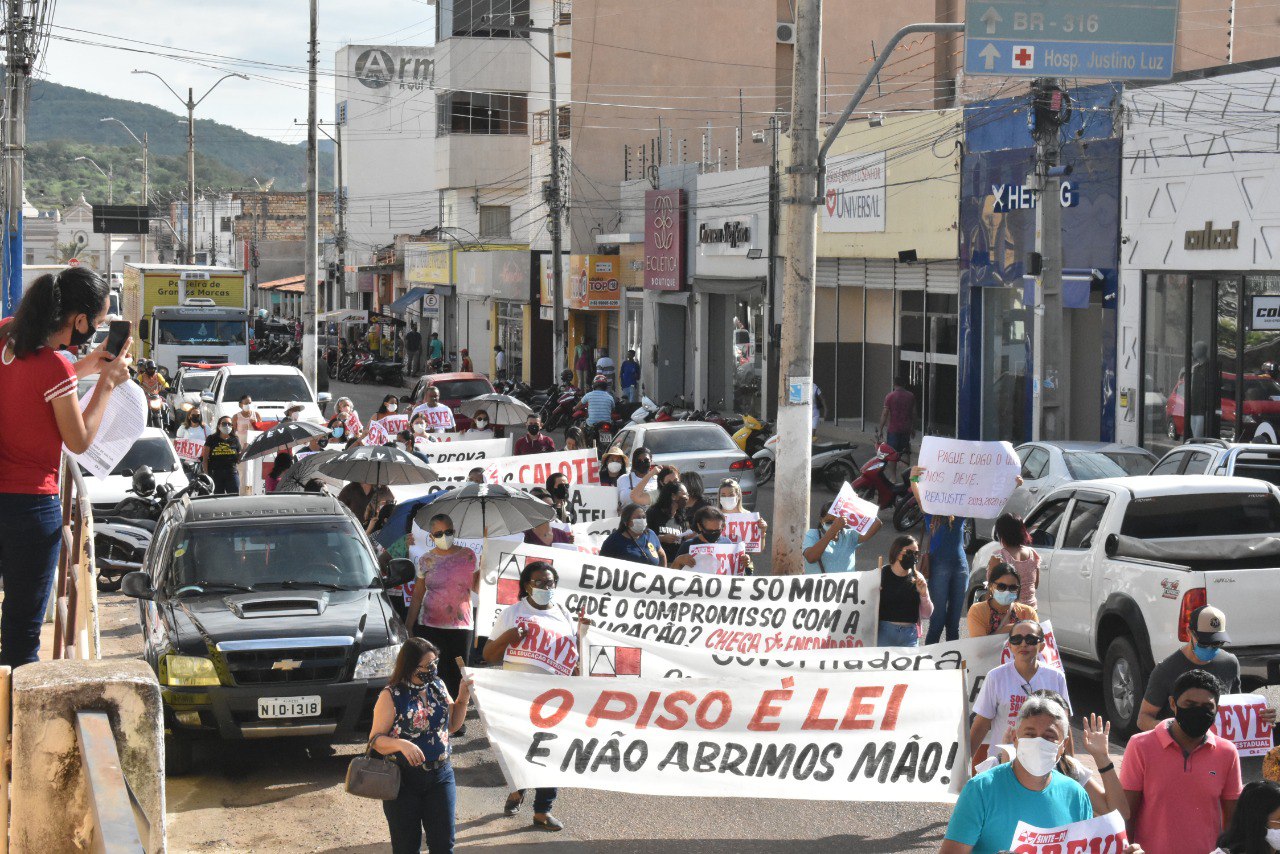 Em greve, professores da rede estadual fazem nova manifestação em Picos