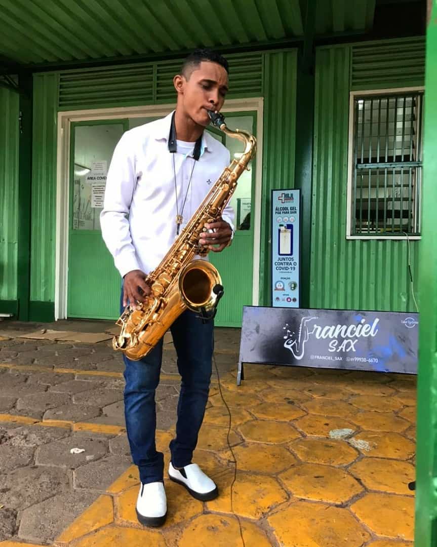 No dia do seu aniversário, saxofonista presta homenagem aos colaboradores e pacientes do setor covid do HRJL