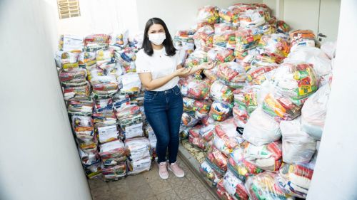Primeira-dama de Picos entrega alimentos para famílias que não possuem renda