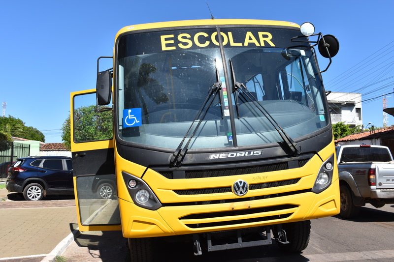 Secretaria de Educação de Picos recebe terceiro ônibus escolar adquirido pelo município
