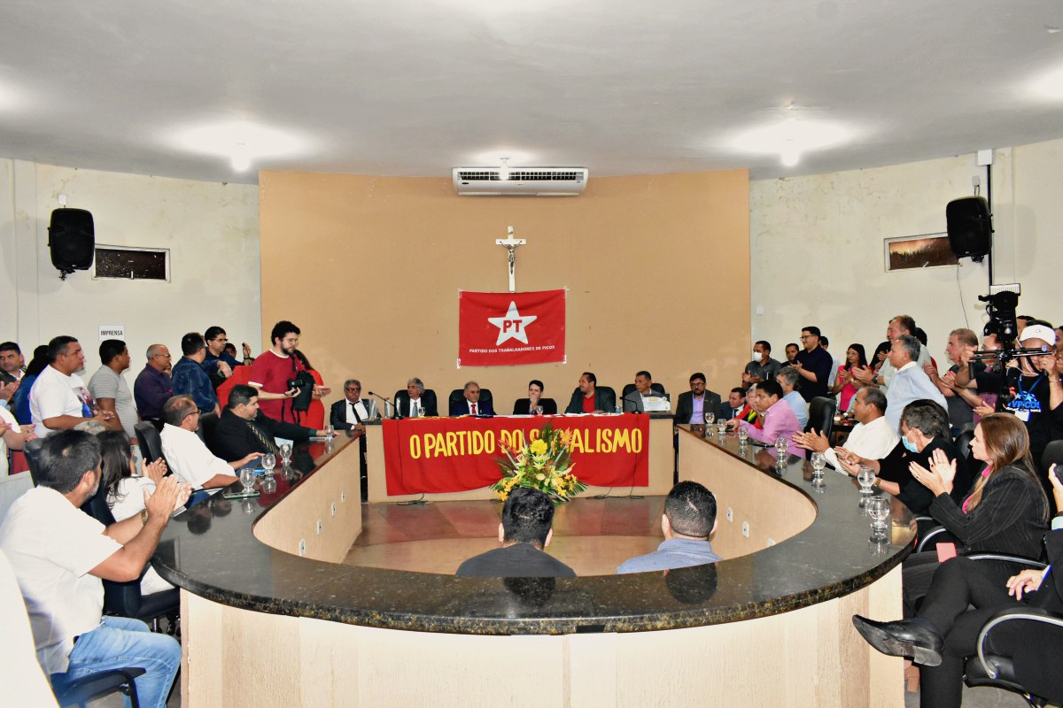 Câmara de Picos realiza sessão solene de comemoração pela criação do PT e PCdoB e entrega Medalha Coelho Rodrigues para professora Oneide Rocha