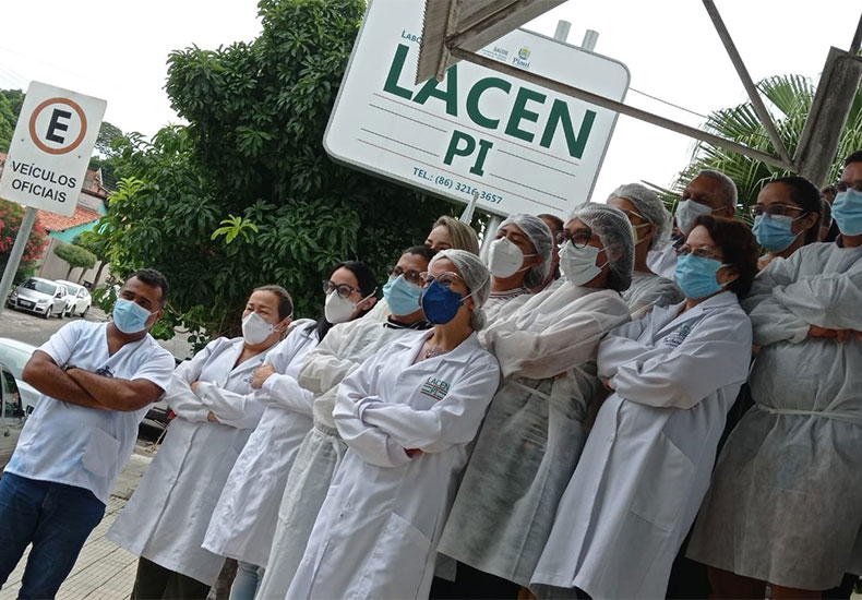 Trabalhadores do Lacen fazem protesto e pedem vacina contra Covid