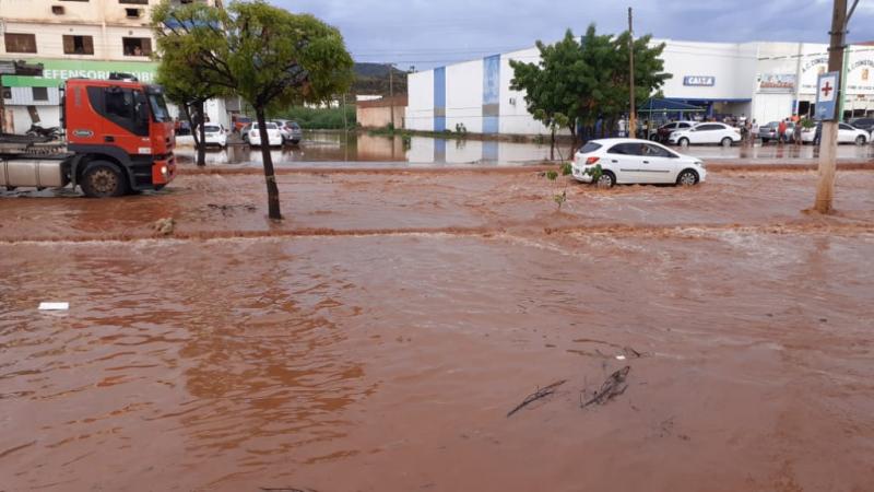 Chuva forte deixa várias ruas alagadas em Picos