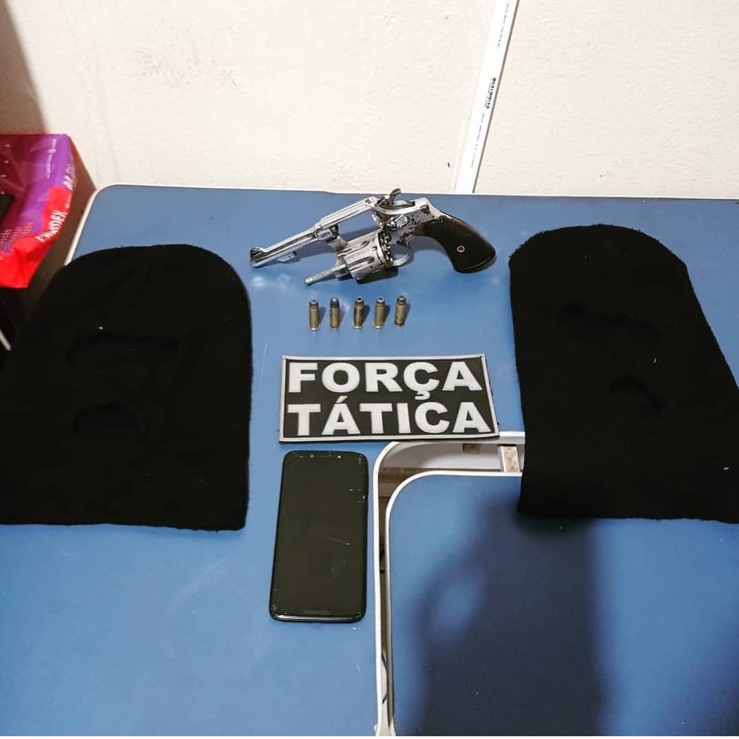 Dois homens são detidos com arma de fogo e toucas ninjas em Picos